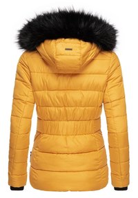 Geel gewatteerde jas met een afneembare zwarte faux-fur capuchon. Horizontaal gestikt patroon, elastische manchetten en een getailleerd silhouet.