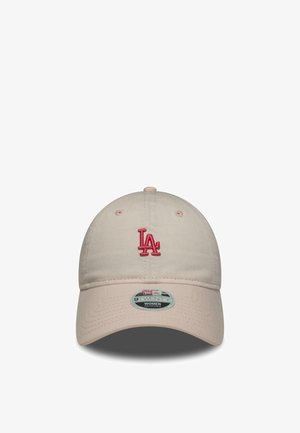 Hellrosa verstellbare Baseballkappe mit rotem "LA"-Logo auf der Vorderseite gestickt und einem "9TWENTY Women"-Aufkleber am Schirm.