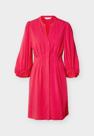 Robe rose vif mi-longue aux genoux avec des manches longues bouffantes, des poignets élastiqués froncés et un col en V sans col.