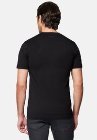 Czarny t-shirt z krótkim rękawem wykonany z miękkiego materiału; posiada okrągły dekolt i małe logo na plecach. Krój jest dopasowany, o klasycznym wyglądzie.