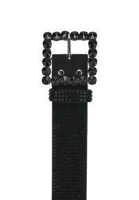 Cinturón negro con una correa texturizada que presenta patrones cuadrados. La hebilla está adornada con piedras preciosas negras en forma de cuadrado.