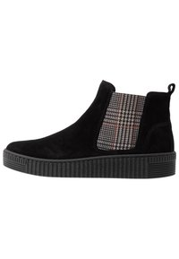 Botte de cheville en suede noir avec un panneau latéral élastique à carreaux, un bout arrondi et une semelle en caoutchouc texturé avec des rainures horizontales.