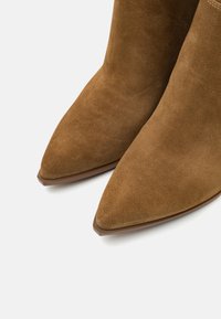 Guess CALLY - Biker-/cowboysaappaat - brown