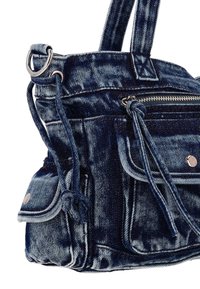 Dunkelblaue Jeans-Handtasche mit kunstvoller Struktur, mehrlagigem Design, mehreren Taschen und silbernen Beschlägen. Mit verstellbarem Riemen.