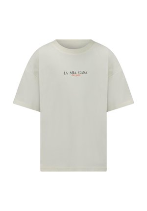 Lichtbeige T-shirt met korte mouwen en ronde hals, met de tekst "LA MIA CASA" en kleine rode "Cars jeans" tekst gecentreerd op de voorkant.