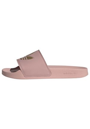 Roze Adidas slide-sandaal met brede band en reliëflogo aan de zijkant, platte zool, open teen ontwerp.