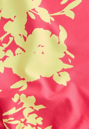 Blumenstoff mit rosa Hintergrund und großen gelben Blumen. Das Material scheint glatt mit einem leichten Glanz und einer weichen Textur zu sein.