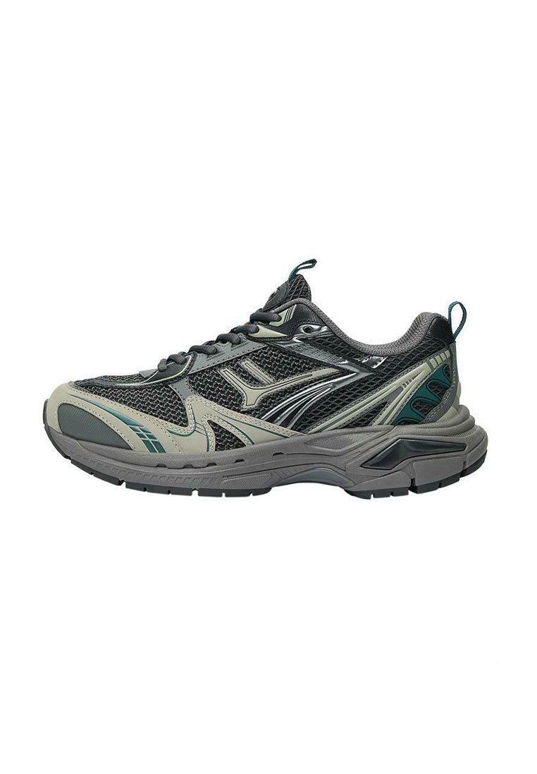 Scarpe da corsa da uomo con tomaia in mesh grigia con accenti verdi, suola spessa per ammortizzazione e design con lacci.