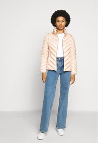 MICHAEL Michael Kors SHORT PACKABLE  - Casaco de penas - powder blush