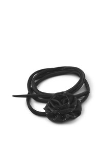 Accessorio per capelli nero che presenta una rosa in tessuto con dettagli argentati, circondata da un lungo nastro nero liscio.