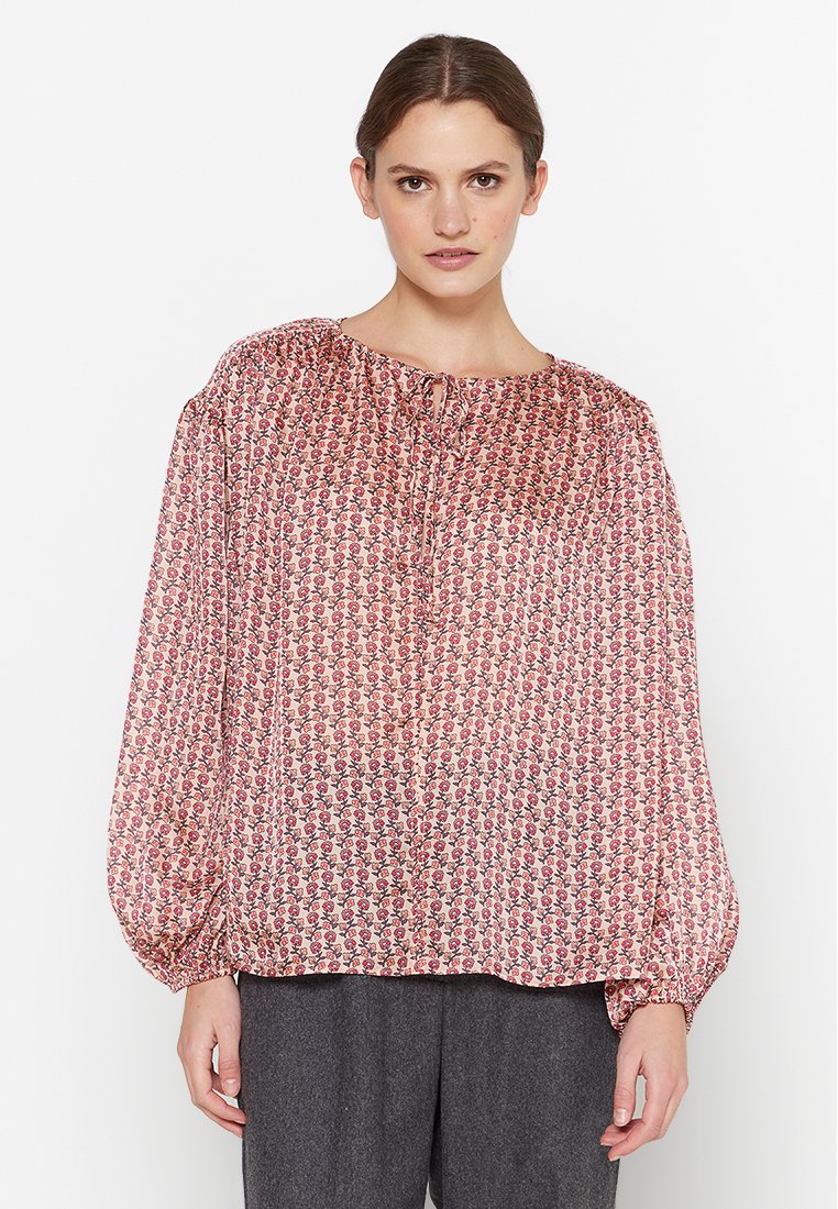 Bluse aus leichtem, gemustertem Stoff mit einem rosa und cremefarbenen Blumenmuster. Sie verfügt über einen Rundhalsausschnitt, geraffte Bündchen und eine lockere Passform.