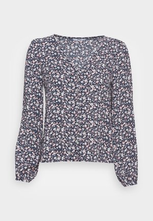 Bluză florală într-o nuanță de bleumarin, cu mâneci lungi, decolteu în V și închidere cu nasturi. Prezintă un model de flori mici roz și albe pe un material texturat.