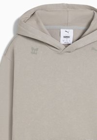 Felpa con cappuccio grigia chiara dal taglio rilassato, caratterizzata da un design minimalista e piccoli dettagli stampati vicino al cappuccio. Realizzata in tessuto morbido.