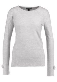 Jasnoszary sweter z długim rękawem, o okrągłym dekolcie, z prążkowaną fakturą i ozdobnymi guzikami na każdym mankiecie.