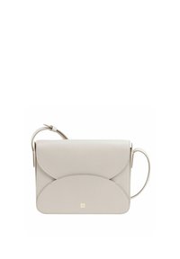 Bolso cruzado de piel gris claro con cierre de tapa curva, detalle del logo en dorado, correa ajustable y textura suave.