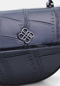 Borsa a tracolla in pelle nera con un motivo a coccodrillo testurizzato. Presenta un logo argentato e una finitura liscia. Forma compatta con una silhouette strutturata.