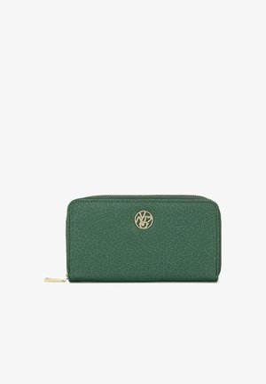 Portafoglio verde con cerniera a giro, motivo testurizzato e logo circolare dorato sulla parte anteriore, su sfondo bianco.