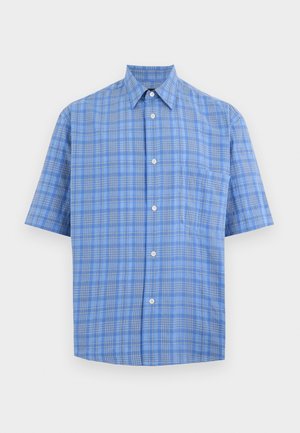 Kék rövid ujjú gombos ing hegyes gallérral és világos sárga kockás mintával, bal oldali mellzsebbel.