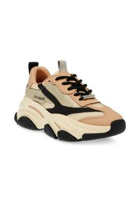 Sneaker con una toma superiore in rete pesca e crema, dettagli neri e una solida suola bianca spessa. Presenta un colletto imbottito e una suola esterna in gomma texture.