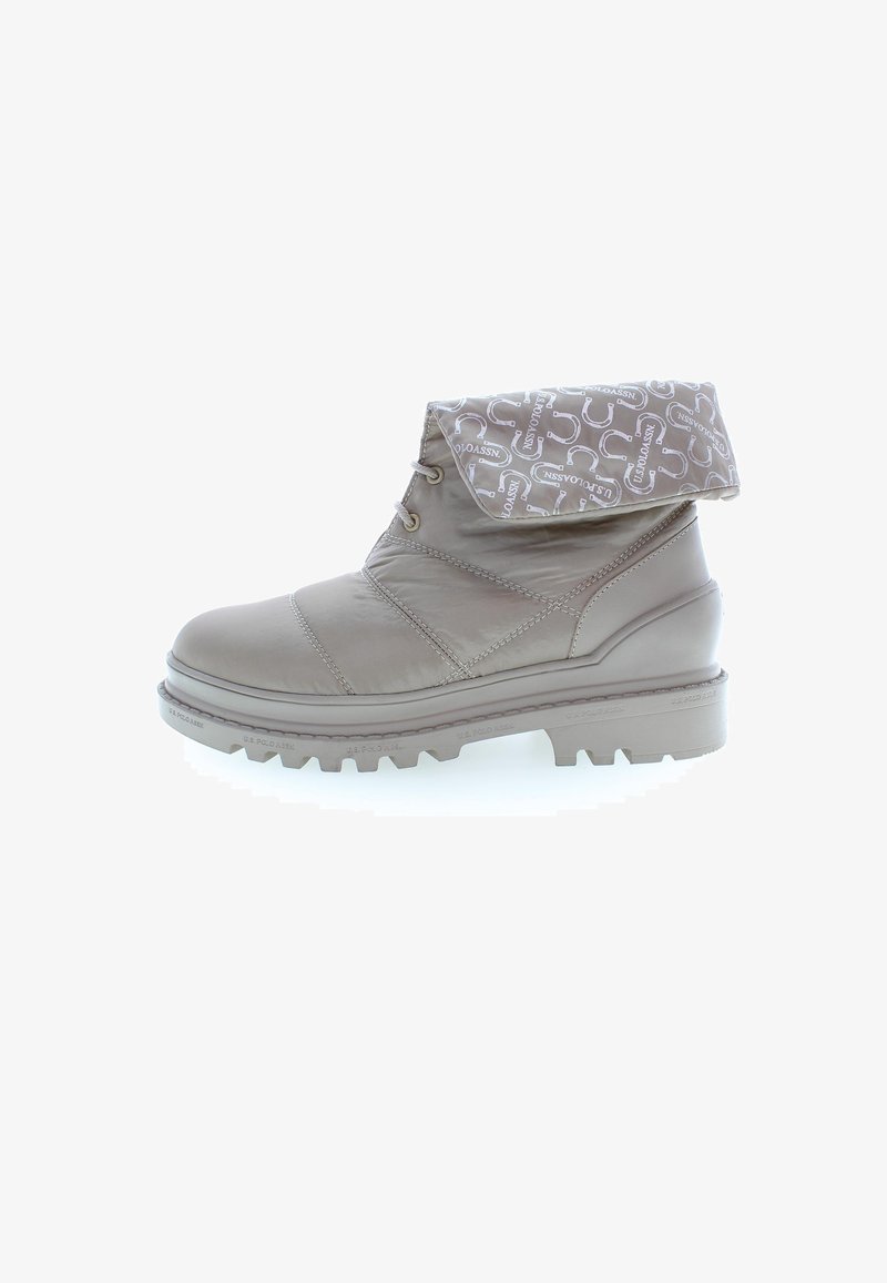 Bota impermeable de color marrón claro con punta redonda, cuello acolchado y suela de goma texturizada; cuenta con una parte superior plegada con un patrón de logo.