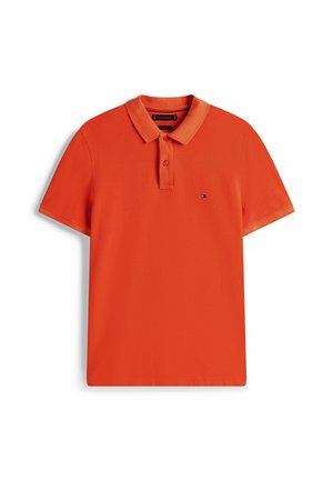 Orange polo-shirt lavet af bomuld med krave, to knapper og korte ærmer. Har et lille logo på venstre side.
