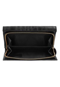 Portafoglio in pelle nera texturizzata aperto con cerniera, che mostra ampi scomparti e una cerniera dorata lucida su uno sfondo bianco.