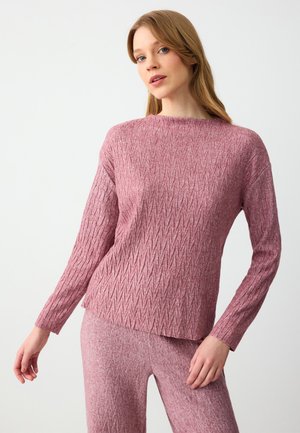 Rosa gestrickter Pullover mit einem strukturierten Fischgrätmuster, langen Ärmeln und einem lockeren, leicht verkürzten Schnitt.