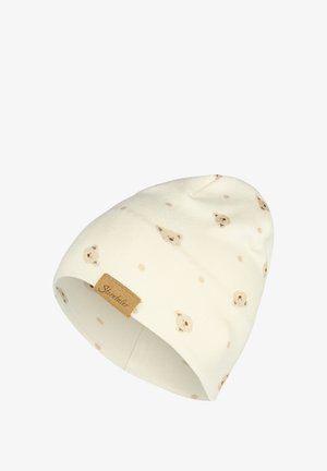 Weißer Strickmütze mit einem Muster aus hellbraunen Bärenköpfen und beigen Punkten, mit einem kleinen braunen Etikett an dem Bündchen.
