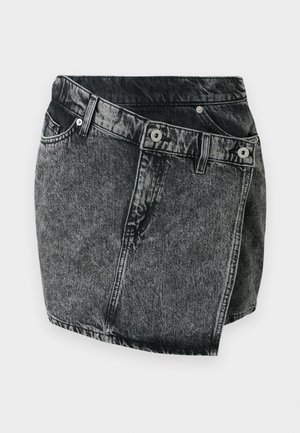 Τζιν φούστα σε μαύρο με ξεβαμμένο πλύσιμο, διαθέτει ψηλή μέση, δύο κουμπιά, λεπτομέρεια μπροστινής τσέπης και ασύμμετρο τελείωμα.