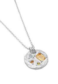 Collana con pendente d'argento, caratterizzata da un charm circolare testurizzato, con una pietra rettangolare arancione e piccole gemme blu, marroni e verdi.