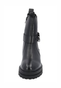 Bota de tobillo de cuero negro con cierre de cremallera, correa ancha con detalle de metal, punta redonda y parte superior texturizada con suela de goma.