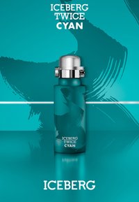 Cyan glassflaske med et sølvskruelokk og fremtredende merkevare. Kunstnerisk penselstrøkdesign i matchende cyan-toner på en glatt overflate.