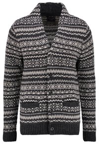 Cárdigan de punto en gris oscuro con patrones geométricos en blanco y crema. Cuenta con cuello chal, cinco botones y dos bolsillos delanteros.