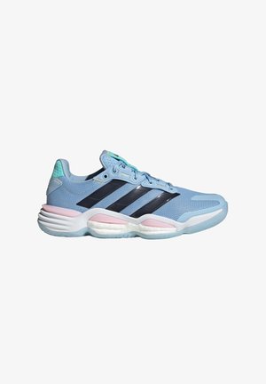 Lysblå sportsko med navy striber, pink mellemsål og tekstureret mesh-overdel. Har polstret tunge og hæl for komfort.