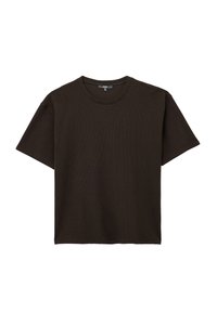 Camiseta de manga corta marrón oscuro hecha de algodón texturizado, con cuello redondo y corte relajado, sin logotipos ni patrones visibles.