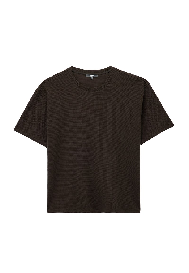 Camiseta de manga corta marrón oscuro hecha de algodón texturizado, con cuello redondo y corte relajado, sin logotipos ni patrones visibles.