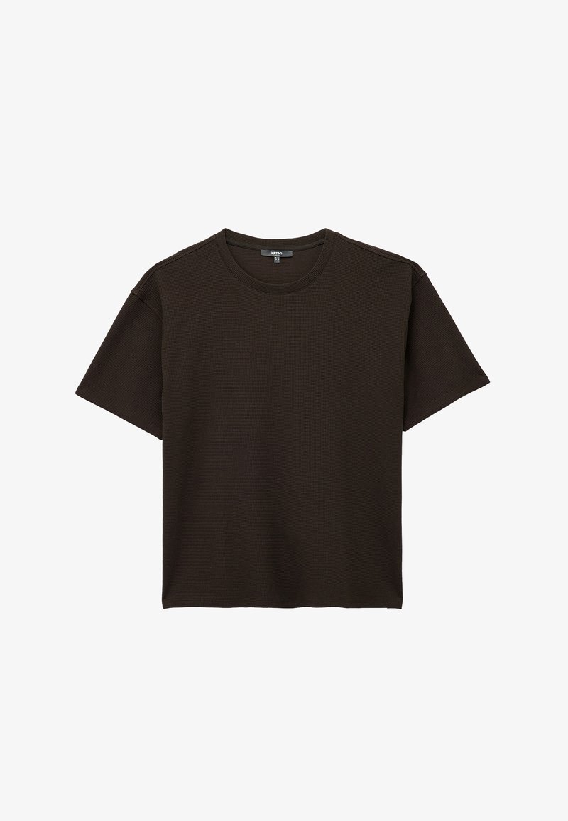 Camiseta de manga corta marrón oscuro hecha de algodón texturizado, con cuello redondo y corte relajado, sin logotipos ni patrones visibles.