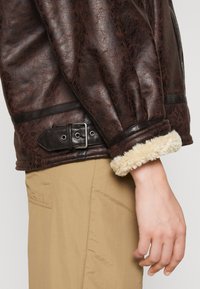 BDG Urban Outfitters STEVIE AVIATOR - Műbőr dzseki - chocolate