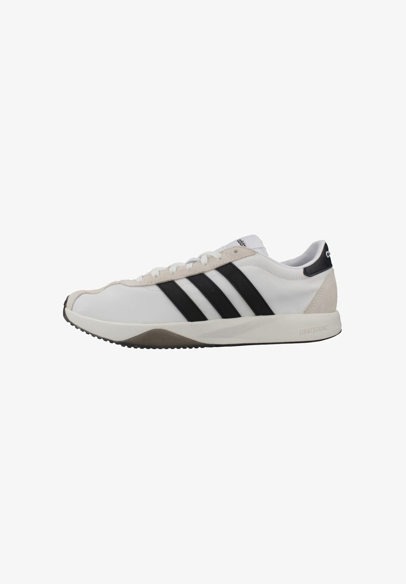 Baskets basses blanches et beiges avec des rayures noires sur le côté, des lacets blancs et un onglet de talon noir. Semelle en caoutchouc avec amorti Lightstrike.