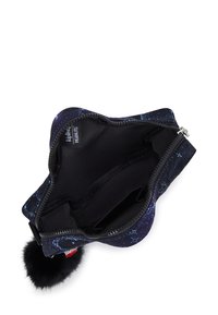 Lille marineblå lynlås-pung med et stjerneskyet mønster, åben for at vise det sorte stofinteriør og en fluffy sort pom-pom hæftet til lynlåsen.