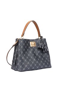 Námořnicky modrá kabelka s texturovaným povrchem, zdobená jemným vzorem, zlatým zapínáním a hnědým úchytem se dvěma dekorativními střapci.