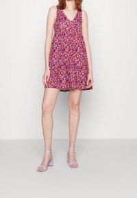 Květinové šaty s výstřihem do V, fialový základ s červenými a růžovými květy, rozšířený silueta, délka nad kolena, lehká tkanina.