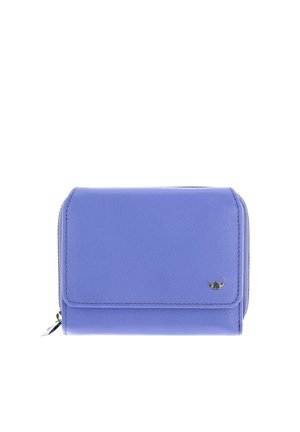 Portefeuille compact rectangulaire en cuir lavande avec rabat avant et petit emblème logo métallique sur fond blanc.