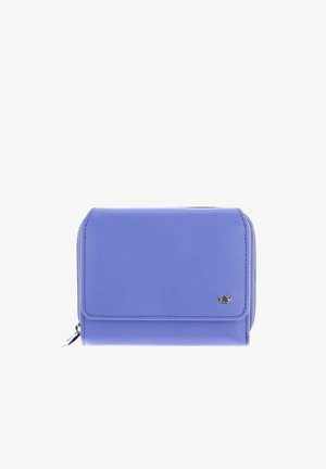 Portefeuille compact rectangulaire en cuir lavande avec rabat avant et petit emblème logo métallique sur fond blanc.