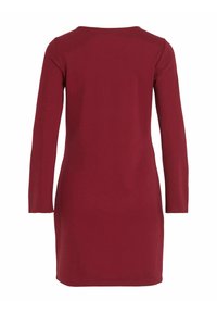 Vestido burdeos de manga larga en una tela suave y elástica, con un escote redondo y una silueta recta, que termina por encima de la rodilla.
