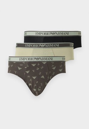 Τρία ανδρικά σλιπ Emporio Armani σε μαύρο, μπεζ και καφέ με σχέδιο με ελαστικές ζώνες μέσης με λογότυπο, στοιβαγμένα σε λευκό φόντο.