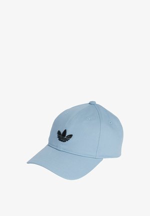 Hellblaue Baseballmütze aus Baumwolle, mit einem schwarzen, gestickten Drei-Streifen-Logo auf der Vorderseite. Gebogener Schirm, sechs Belüftungsöffnungen.