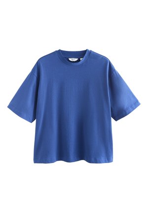 Kék, rövid ujjú, kerek nyakú, oversized póló, sima anyagból, fehér háttéren bemutatva.