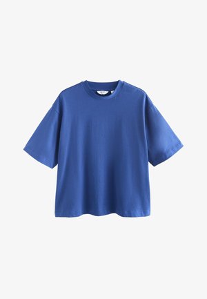 Kék, rövid ujjú, kerek nyakú, oversized póló, sima anyagból, fehér háttéren bemutatva.