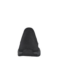 Svarta slip-on skor med en slät ovandel, rund tå och strukturerad gummisula, med en liten klack och utan synliga mönster.